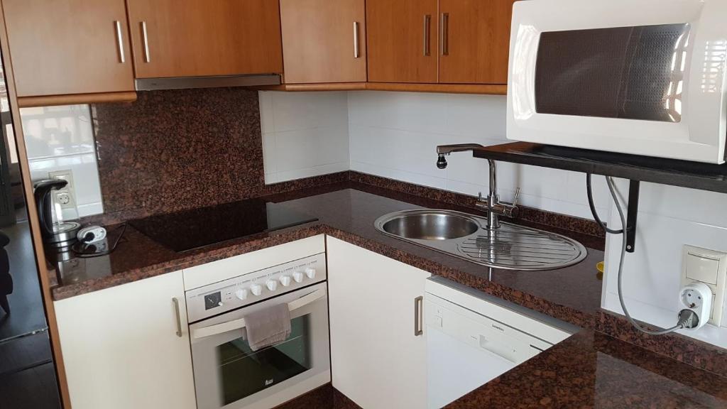 Kuchyňa alebo kuchynka v ubytovaní Apartamento con tres dormitorios Vista Mar