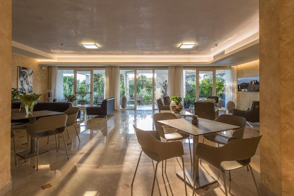 Een zitgedeelte bij Hotel Giulietta Romeo