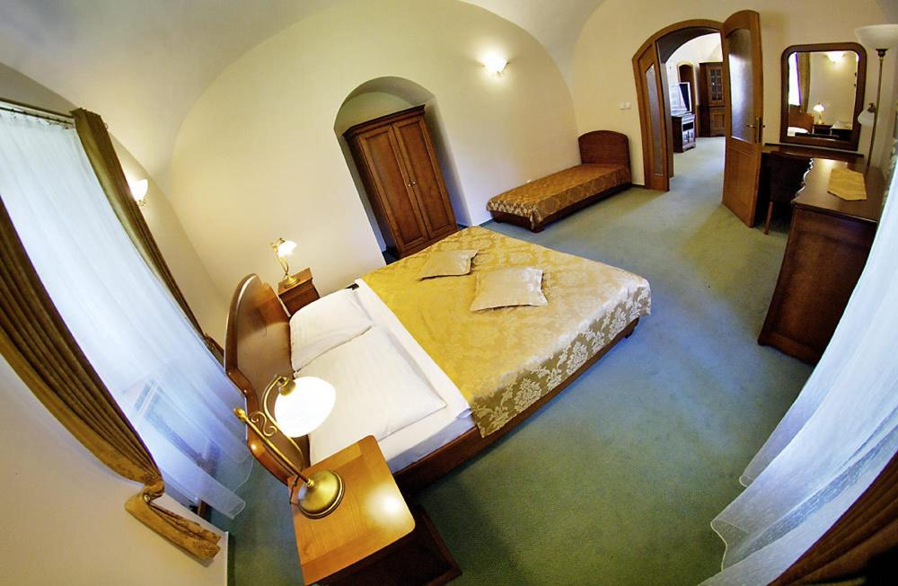 Postel nebo postele na pokoji v ubytování Kastiel Lucivna