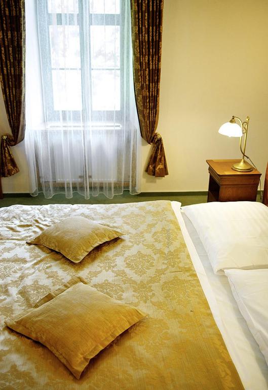 Postel nebo postele na pokoji v ubytování Kastiel Lucivna