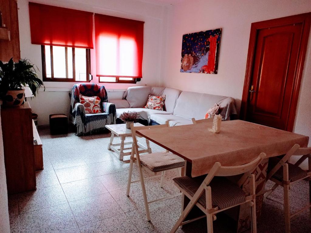 - un salon avec un canapé et une table dans l'établissement PISO ACOGEDOR Y ALEGRE EN CASTELLÓN, Castellón de la Plana