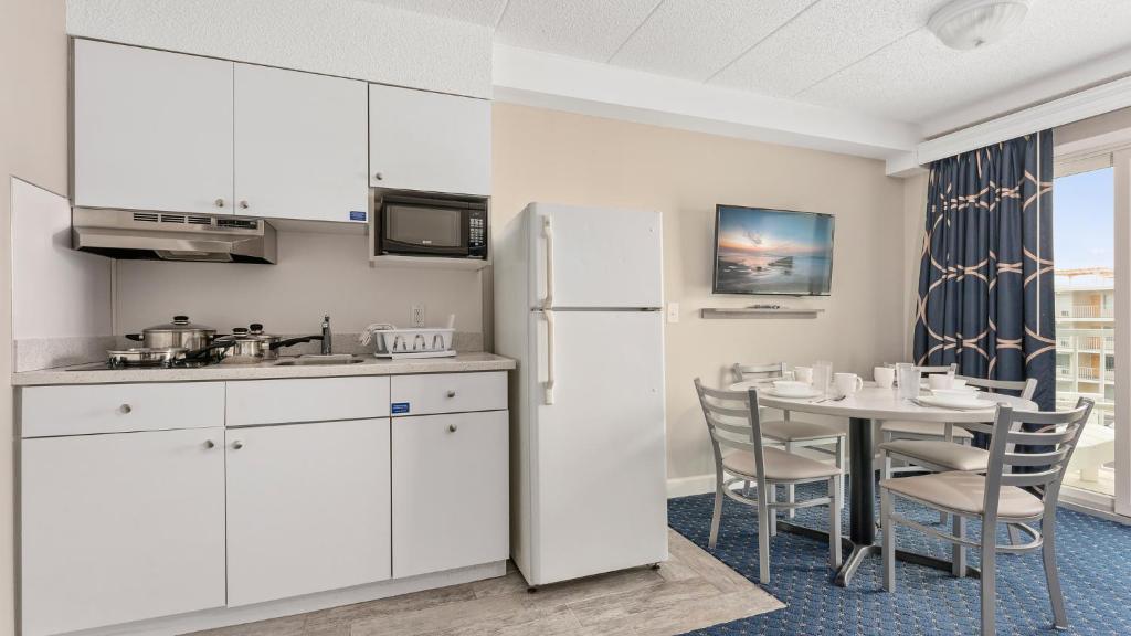 Kuchyň nebo kuchyňský kout v ubytování Adventurer Oceanfront Inn