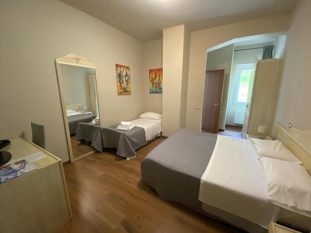 Pokój hotelowy z 2 łóżkami i lustrem w obiekcie Hotel Edoné w mieście Roe