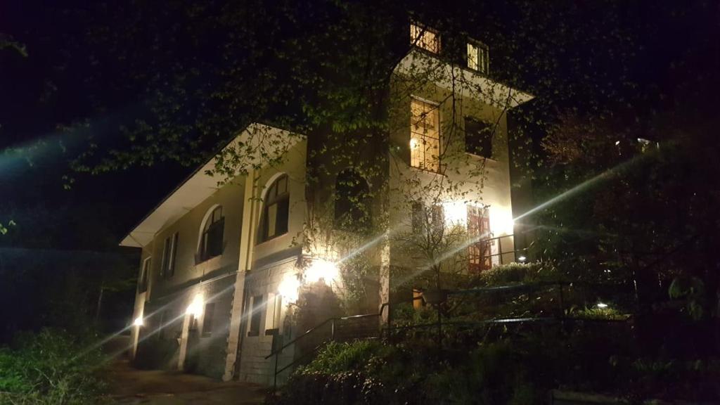 um edifício com luzes acesas à noite em Pension Villa Pangea em Bad Lauterberg