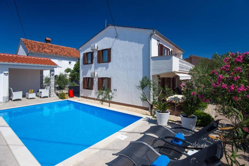 Basen w obiekcie ADRIA-Holiday House with a private pool in Krk lub w pobliżu