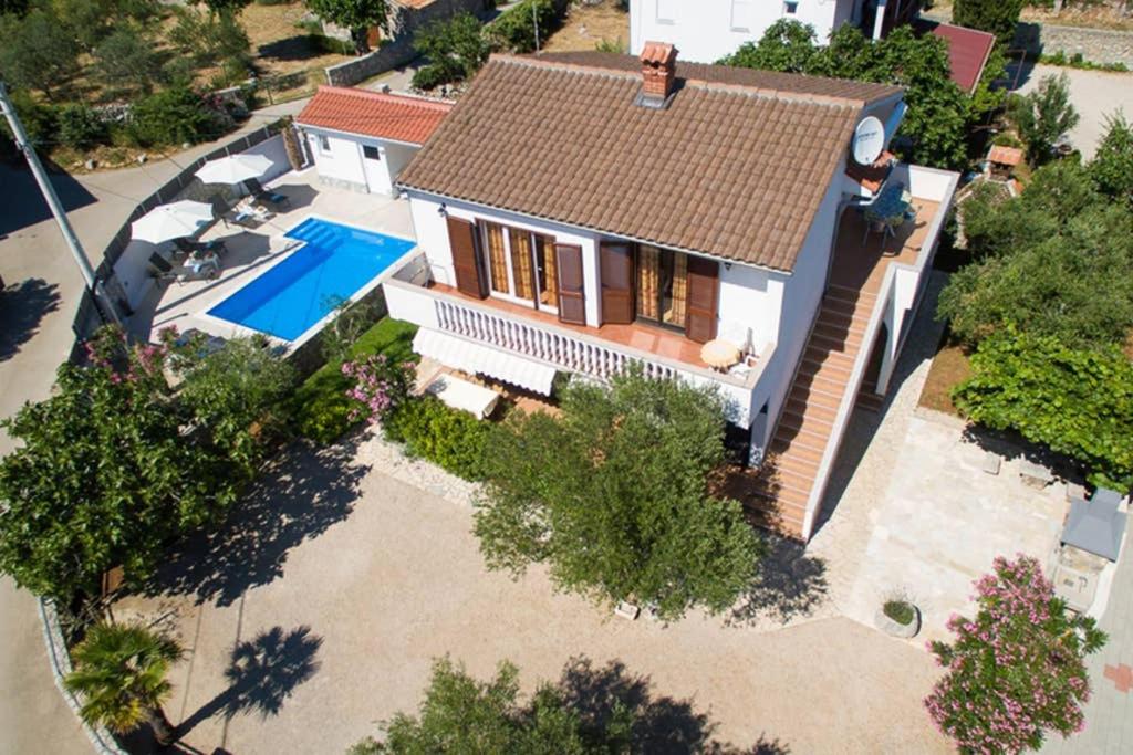Basen w obiekcie ADRIA-Holiday House with a private pool in Krk lub w pobliżu