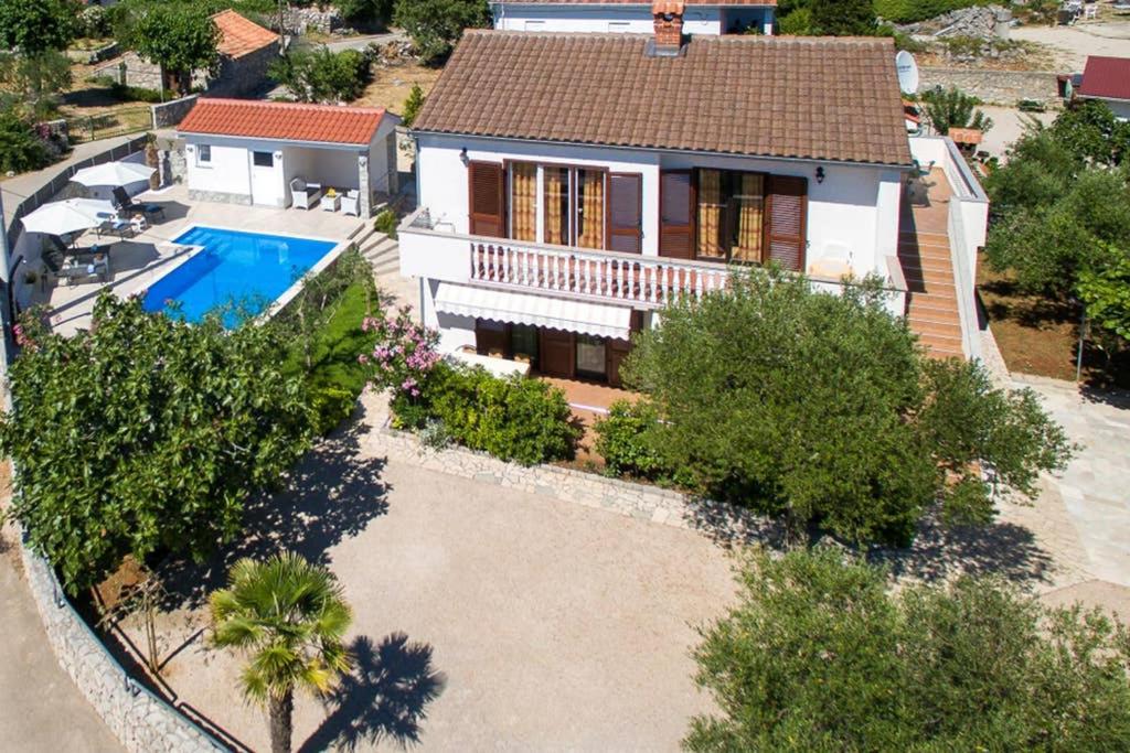 widok z lotu ptaka na dom z basenem w obiekcie ADRIA-Holiday House with a private pool in Krk w mieście Kornić