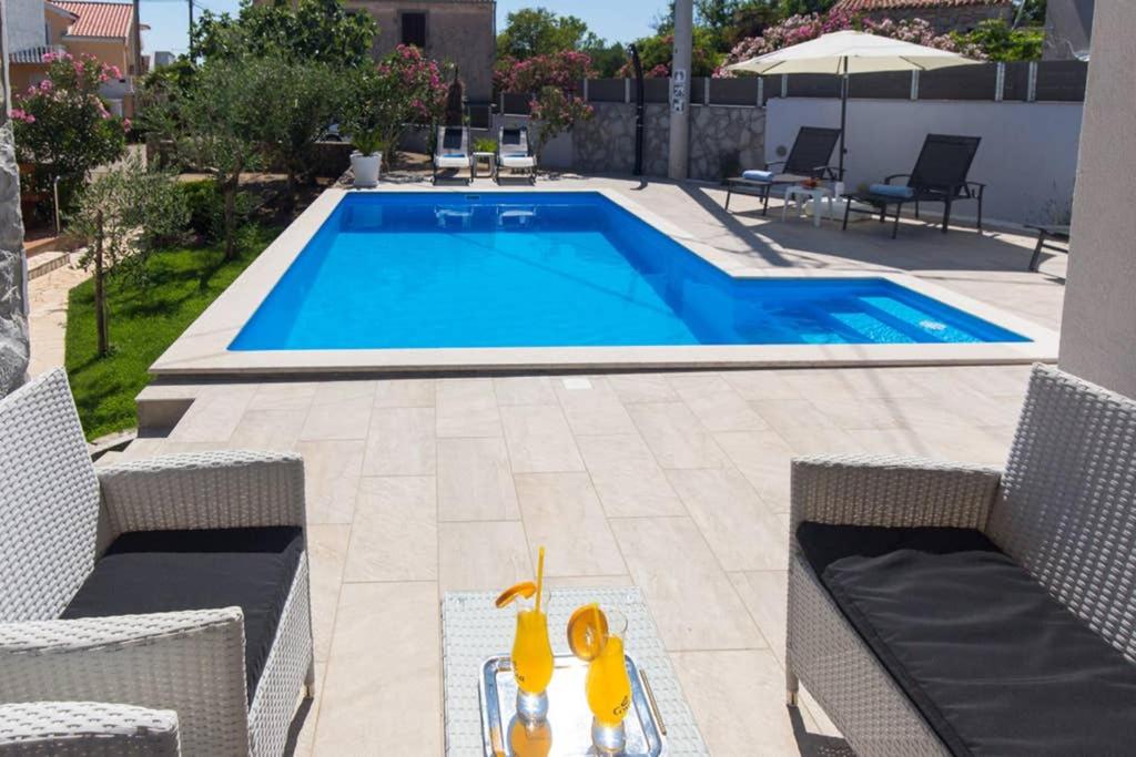 Basen w obiekcie ADRIA-Holiday House with a private pool in Krk lub w pobliżu