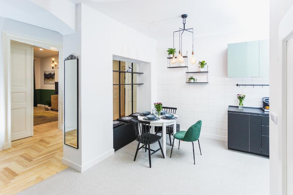 Kuchyňa alebo kuchynka v ubytovaní Apartamenty Teatralna