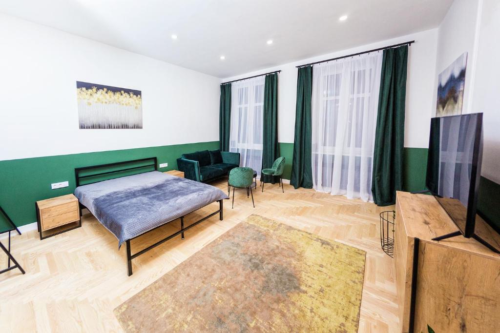 Televízia a/alebo spoločenská miestnosť v ubytovaní Apartamenty Teatralna