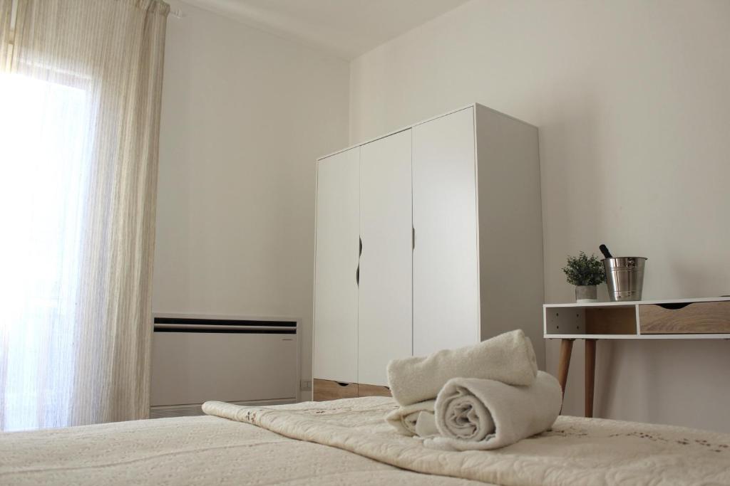 - une chambre blanche avec un lit et une armoire blanche dans l'établissement B&B Le Terrazze, à Terrasini