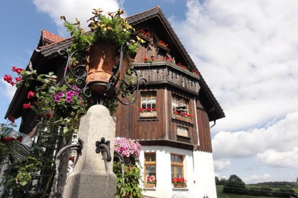 una casa con flores delante en Ferienwohnungen Christel, en Wernigerode