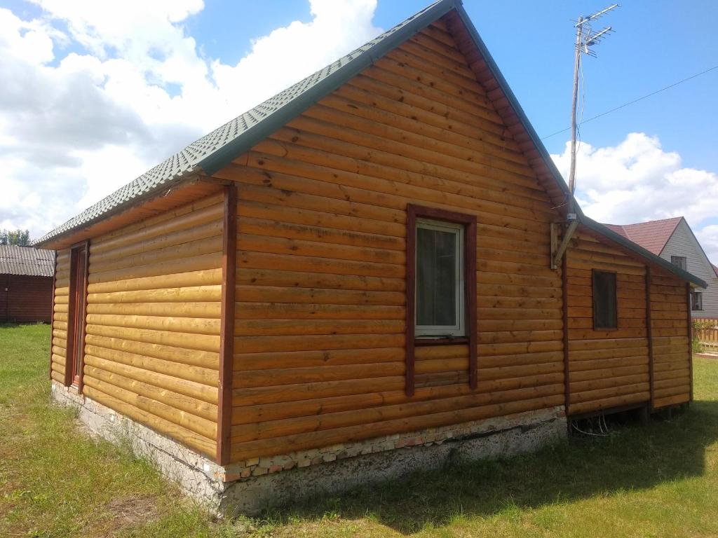 a log cabin with a window on the side of it at Будиночок у затишку in Svityazʼ