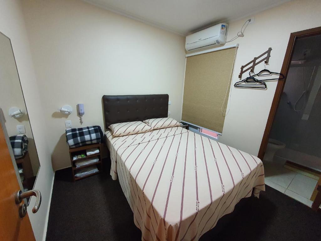 een slaapkamer met een bed in een kamer bij Hotel Garden Itaim in Sao Paulo