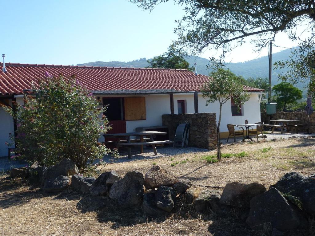 una casa con una mesa de picnic delante de ella en Casa Vermelha & Casa Azul, en Castelo de Vide