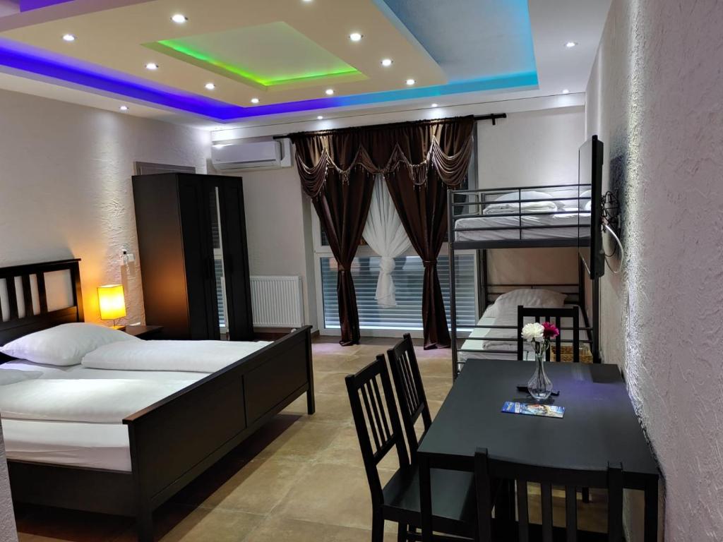 Postel nebo postele na pokoji v ubytování Hotel Babylon am Europa-Park