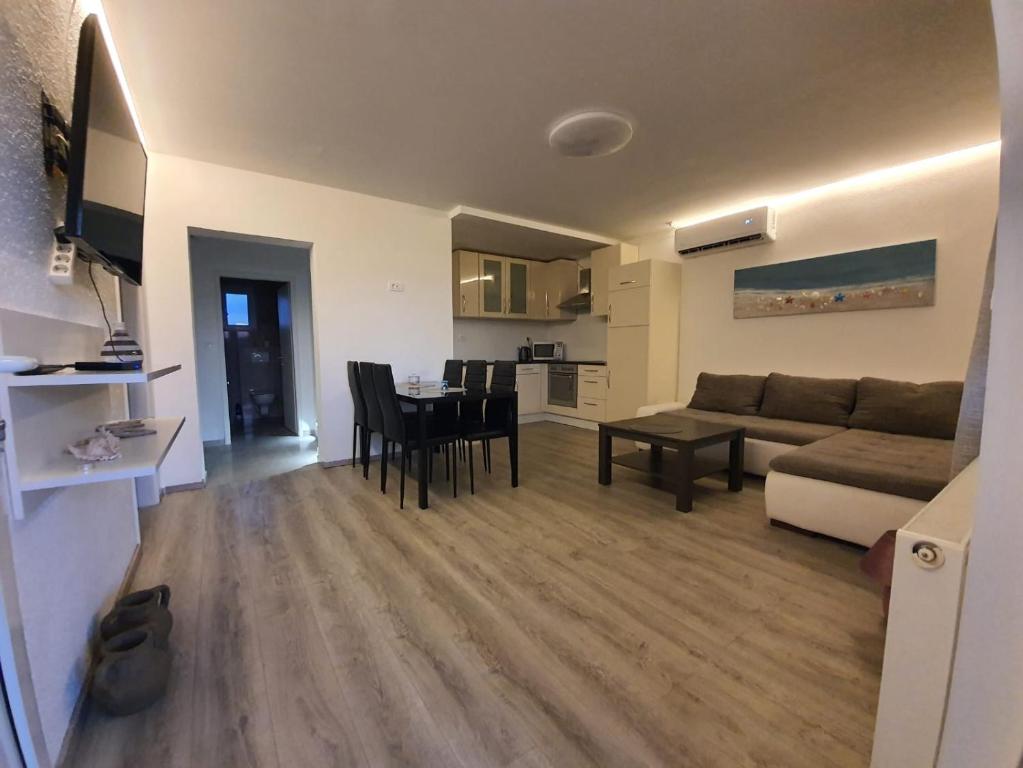 Televízia a/alebo spoločenská miestnosť v ubytovaní Apartman Bitunjac