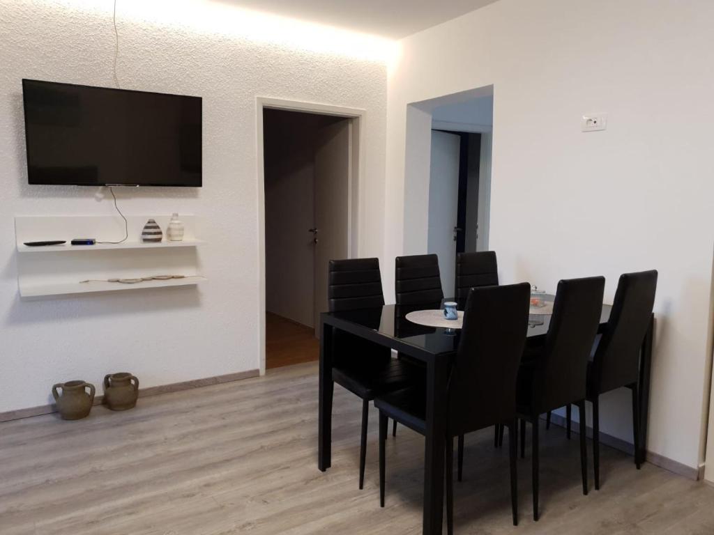 Televízia a/alebo spoločenská miestnosť v ubytovaní Apartman Bitunjac