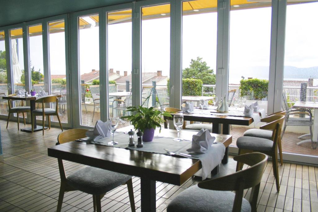 Restaurace v ubytování Apartments Villa Azzurra Bol