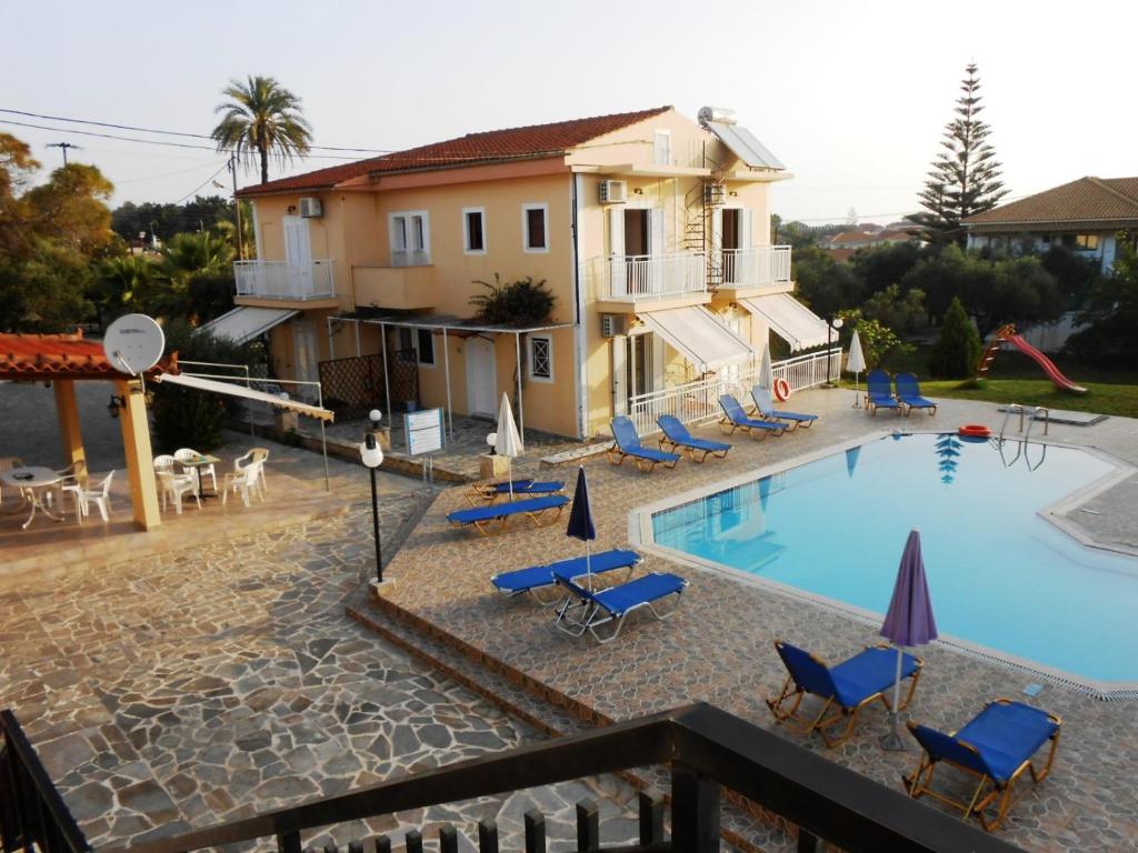 eine Villa mit einem Pool vor einem Haus in der Unterkunft Panagiotis I & II Stds and Apts in Planos