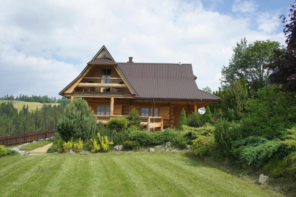 ObidowaにあるWidokowa Chataのログホーム(前に広い庭あり)