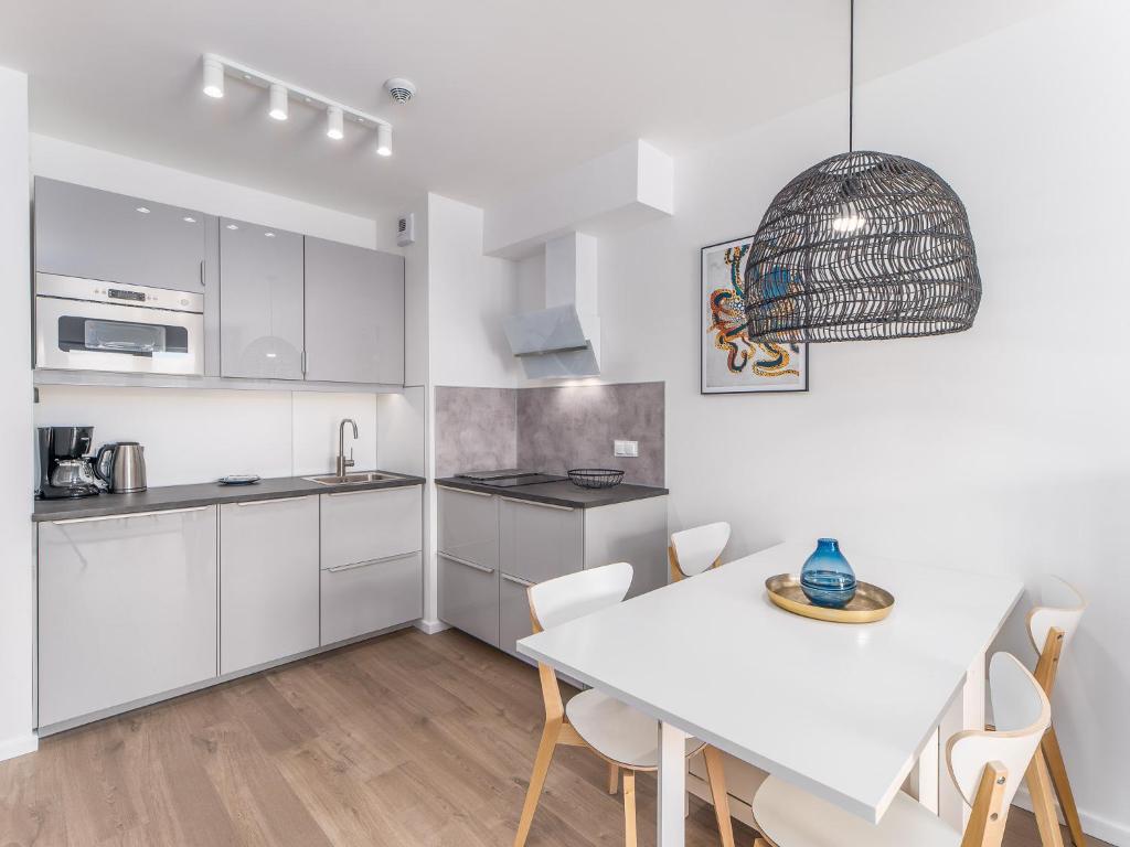 Kuchyňa alebo kuchynka v ubytovaní FARO Apartamenty Kasprowicza 20 BASEN w cenie SCHWIMMBAD im Preis