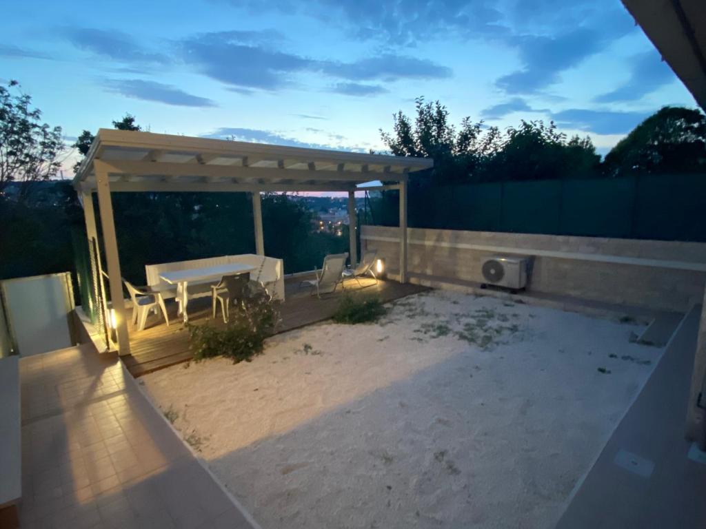 einen Hinterhof mit einem Tisch und einem Pavillon in der Unterkunft Il parco di Yuki (5) in Ancona