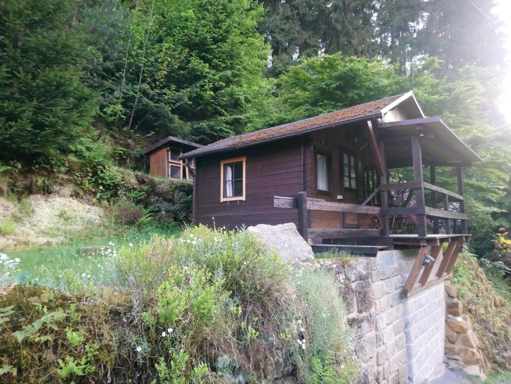 ein kleines Holzhaus auf einem Hügel mit Bäumen in der Unterkunft Sommerhaus Bella Vita in Bad Schandau