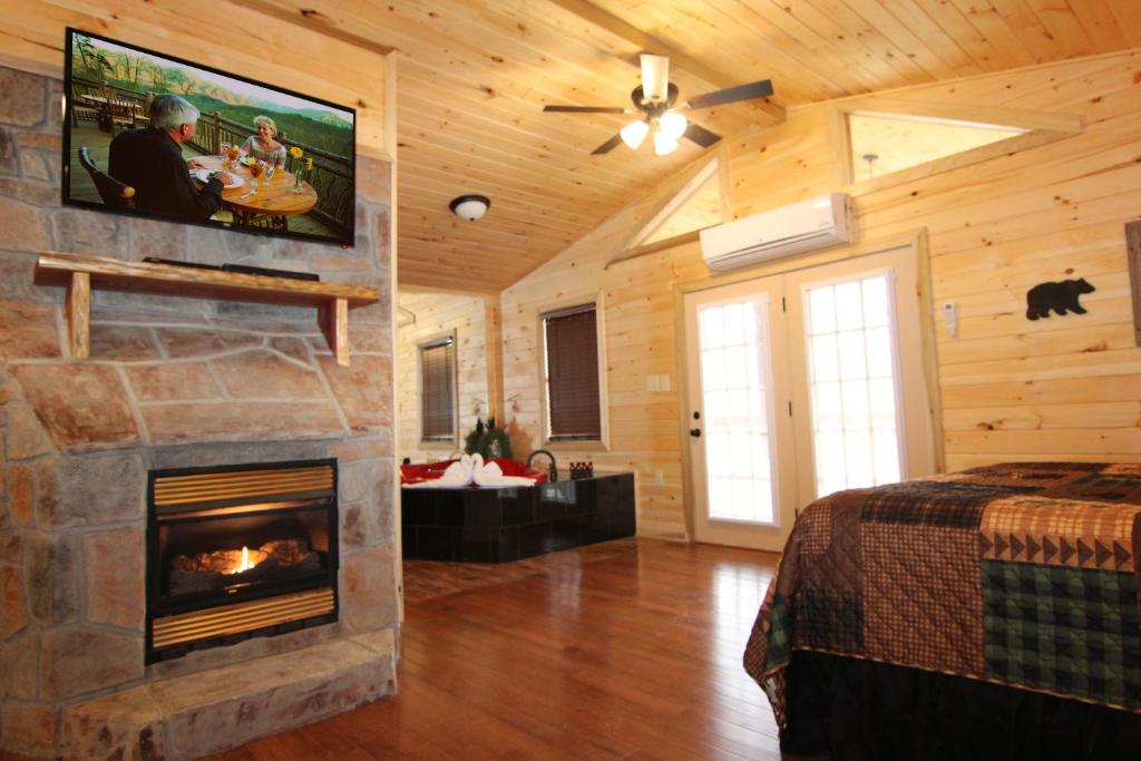 uma sala de estar com lareira e televisão em Mountain Magic em Gatlinburg