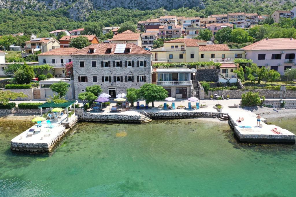 une vue aérienne sur une grande étendue d'eau dans l'établissement Pana-Eustahije 253, à Kotor