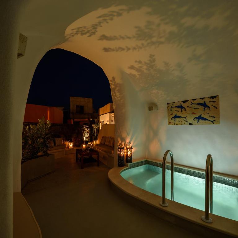 Bazén v ubytování White Dream Suites nebo v jeho okolí