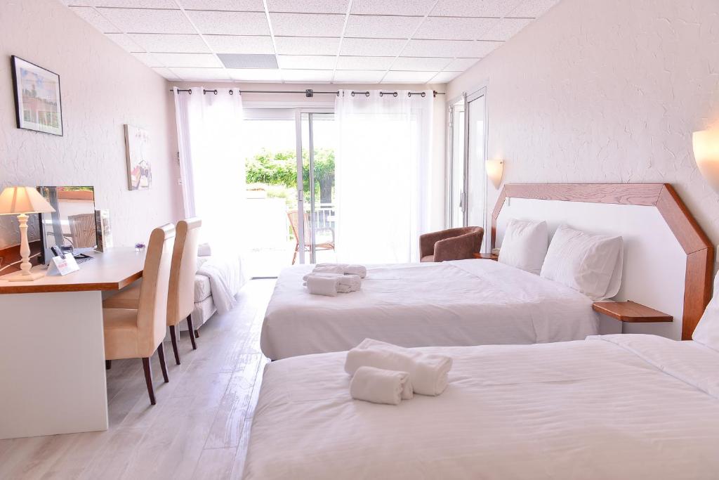 Postel nebo postele na pokoji v ubytování Logis Hôtel Restaurant Le Chêne Vert