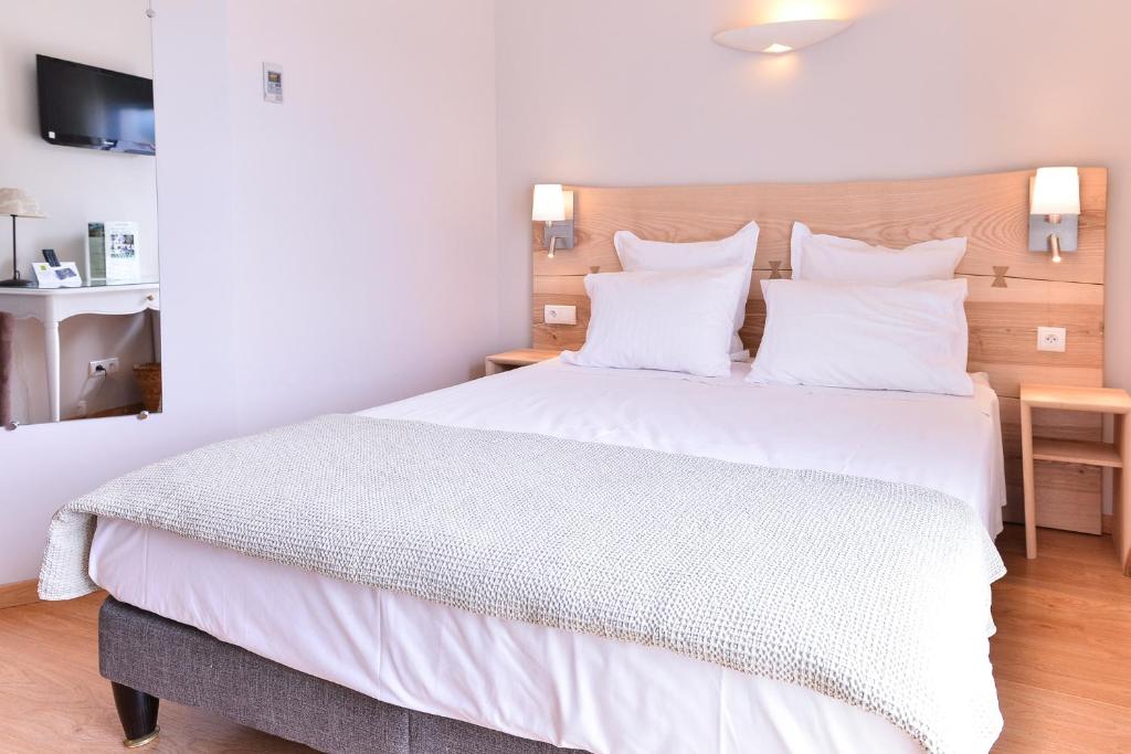 Postel nebo postele na pokoji v ubytování Logis Hôtel Restaurant Le Chêne Vert