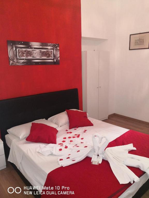 Łóżko lub łóżka w pokoju w obiekcie Trastevere four seasons Glorioso