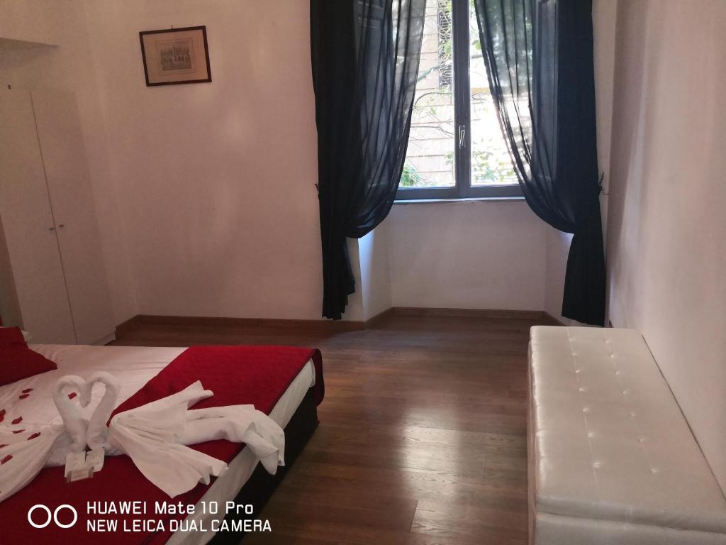 Łóżko lub łóżka w pokoju w obiekcie Trastevere four seasons Glorioso