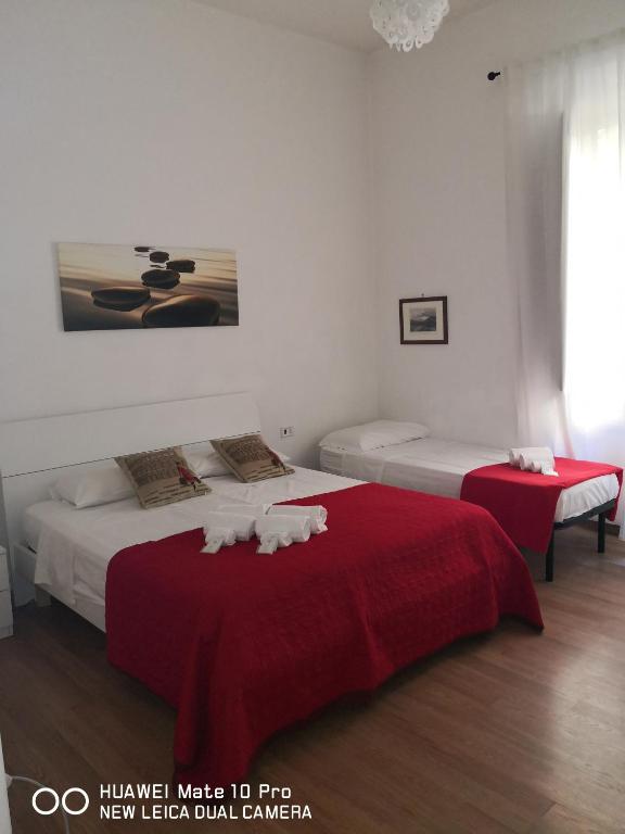 Łóżko lub łóżka w pokoju w obiekcie Trastevere four seasons Glorioso