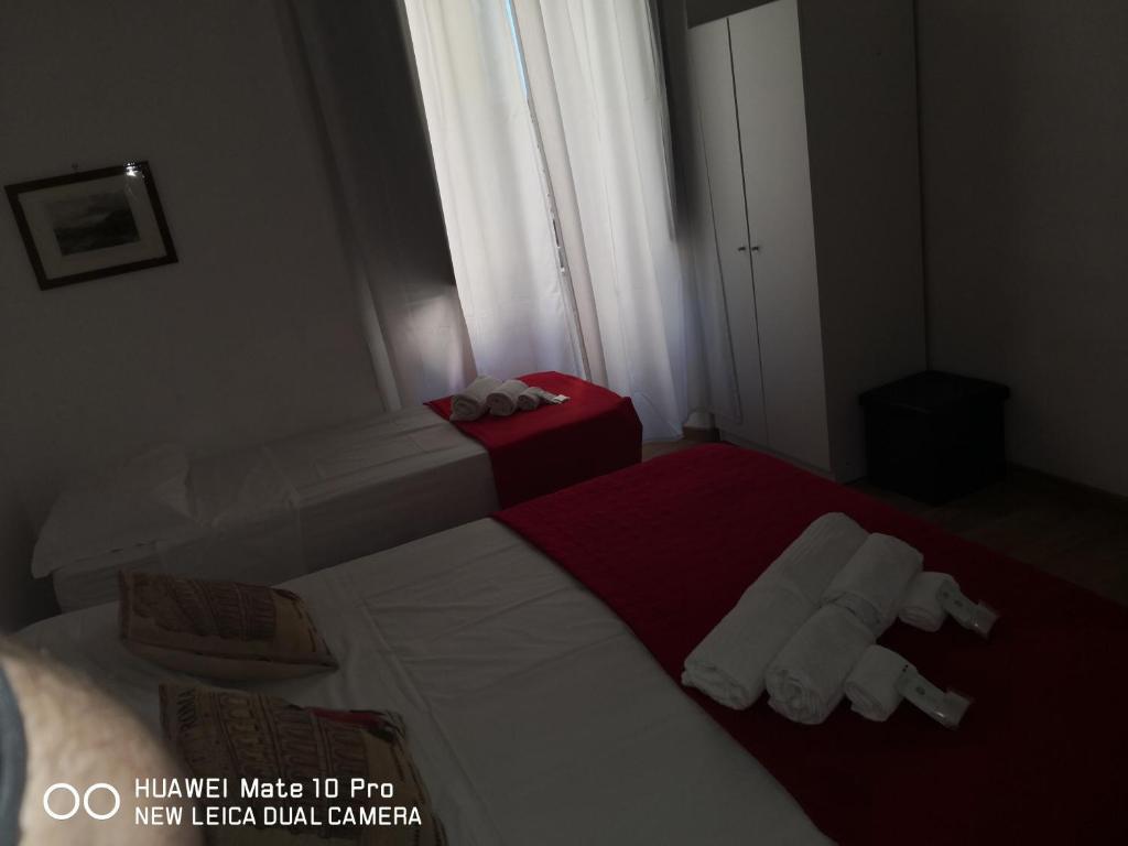 Łóżko lub łóżka w pokoju w obiekcie Trastevere four seasons Glorioso