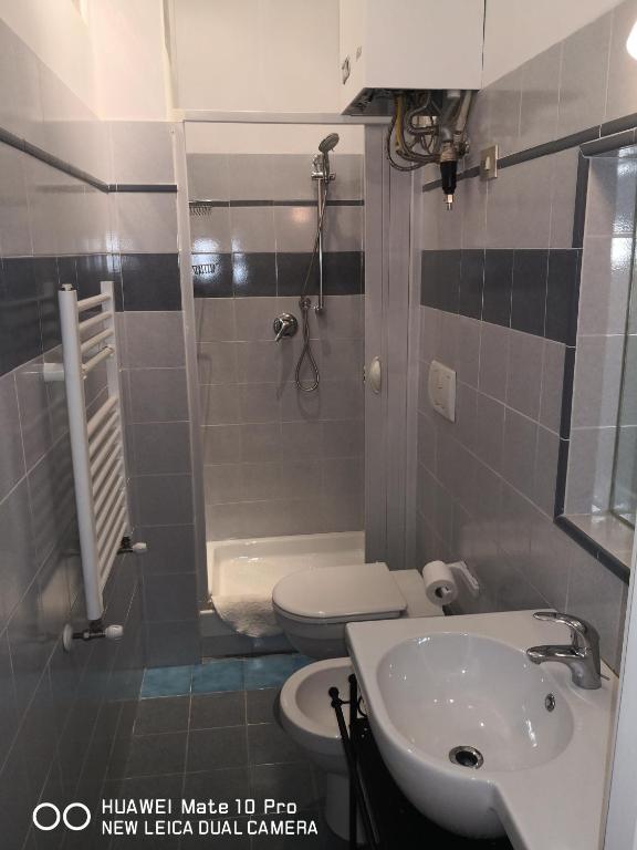 mała łazienka z umywalką i toaletą w obiekcie Trastevere four seasons Glorioso w Rzymie