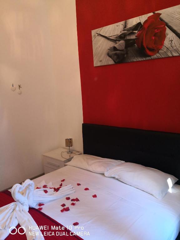 Łóżko lub łóżka w pokoju w obiekcie Trastevere four seasons Glorioso