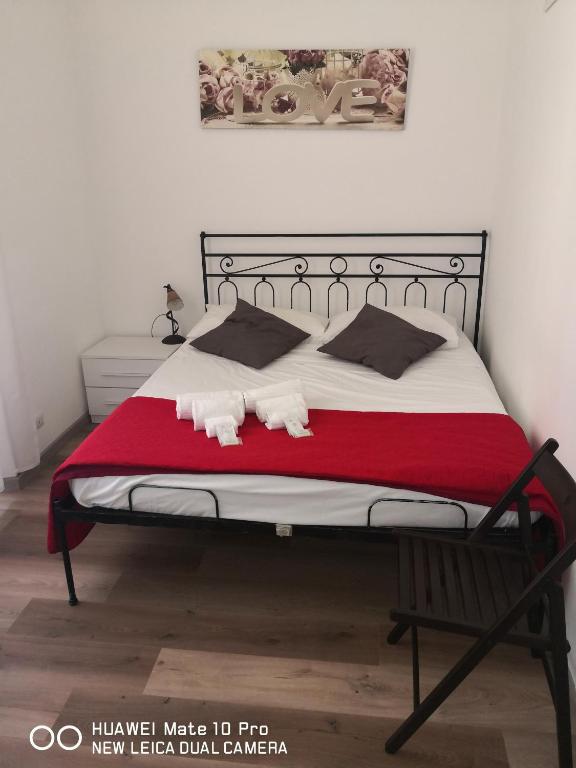 łóżko z dwoma królikami na górze w obiekcie Trastevere four seasons Glorioso w Rzymie