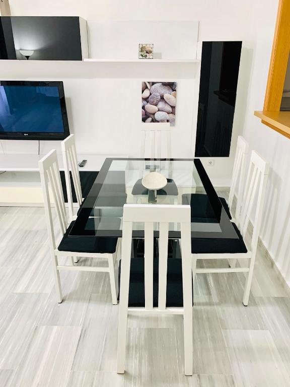 Televízia a/alebo spoločenská miestnosť v ubytovaní Precioso apartamento cerca del mar con wifi, piscina y parking