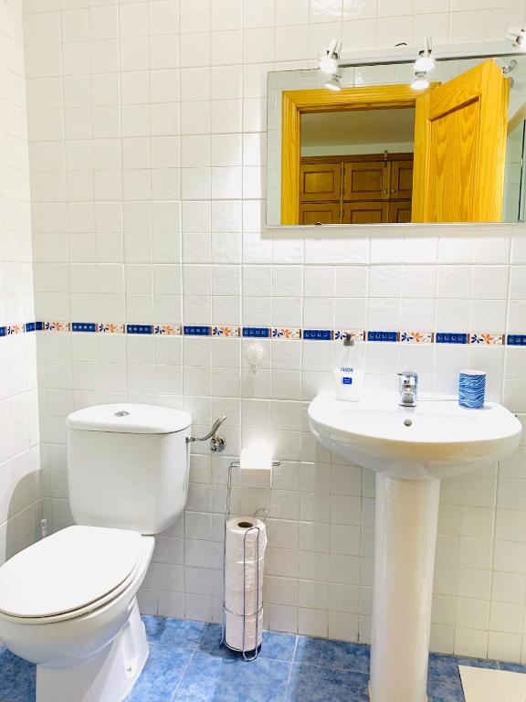 Kúpeľňa v ubytovaní Precioso apartamento cerca del mar con wifi, piscina y parking