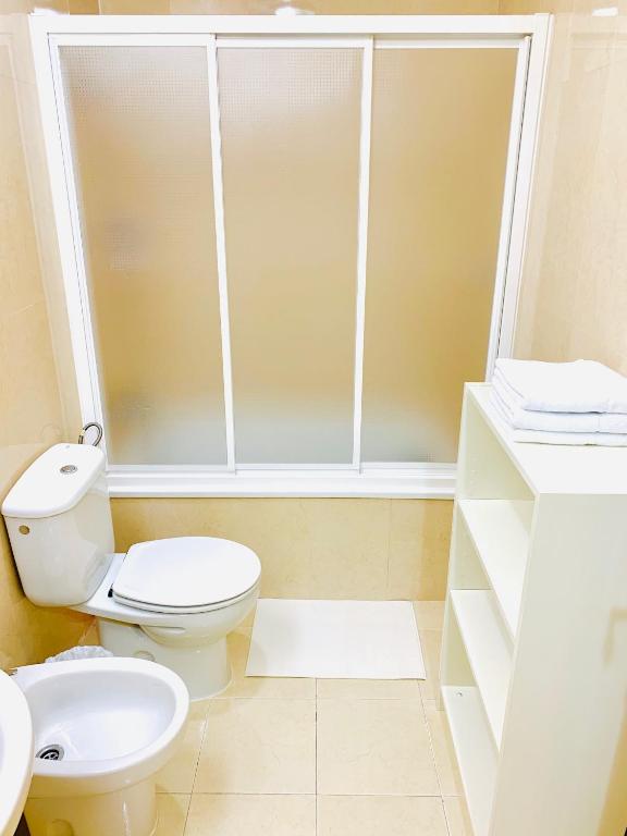 Kúpeľňa v ubytovaní Precioso apartamento cerca del mar con wifi, piscina y parking