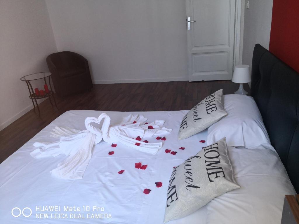 A bed or beds in a room at Trastevere four seasons Valadier