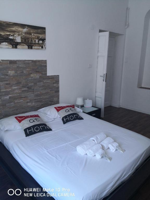 A bed or beds in a room at Trastevere four seasons Valadier