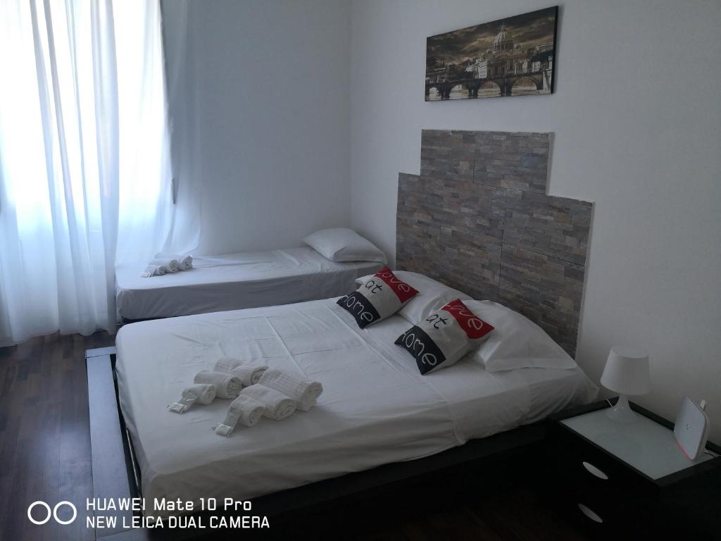 A bed or beds in a room at Trastevere four seasons Valadier