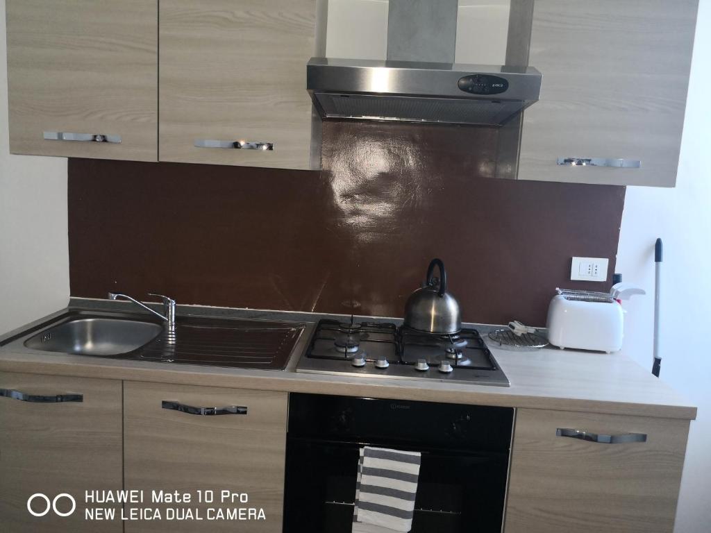 A kitchen or kitchenette at Trastevere four seasons Valadier