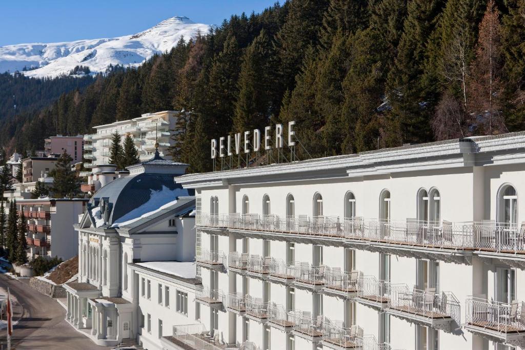 Nespecifikovaný výhled na hory nebo výhled na hory při pohledu z hotelu