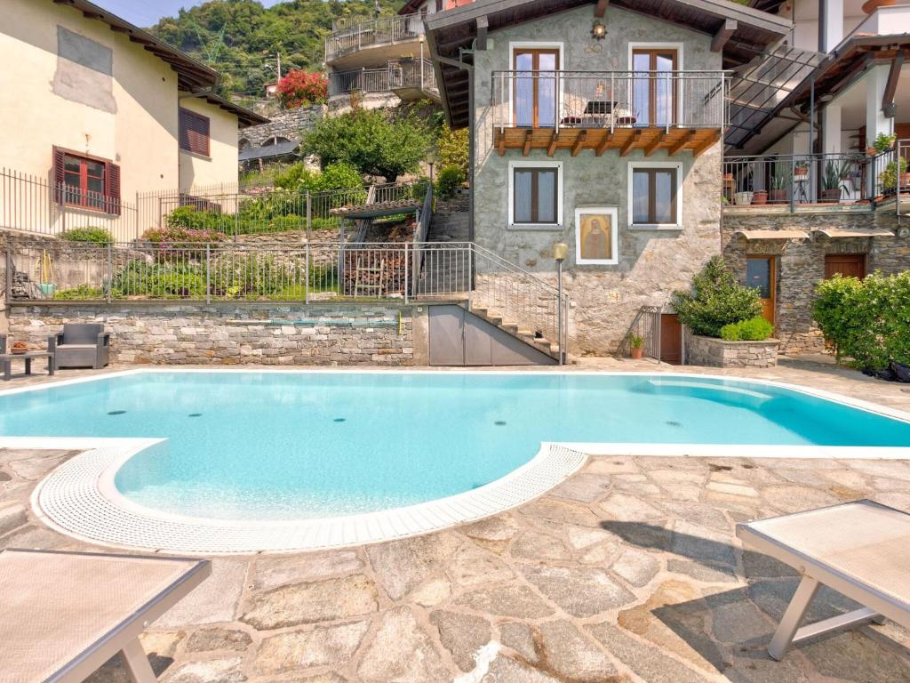 グラヴェドーナにあるWonderful holiday home with swimming pool and liftの家の前のスイミングプール