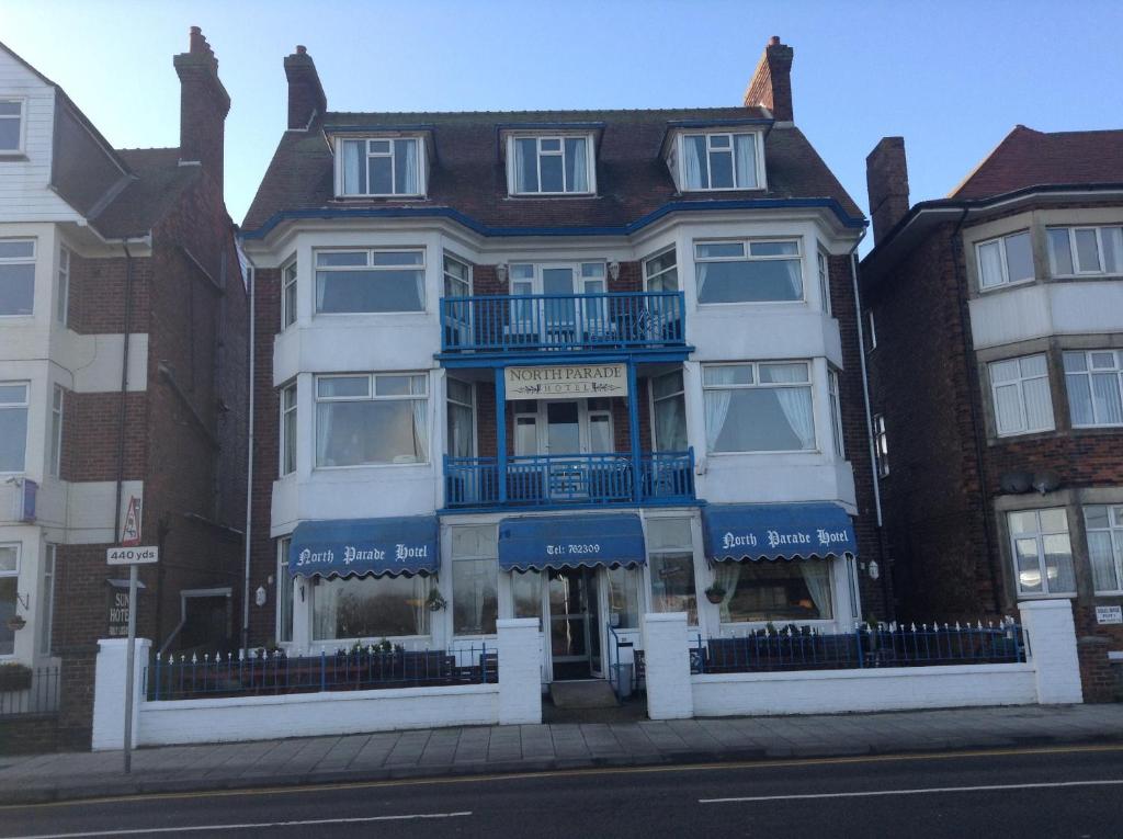 Casa grande con balcón azul en una calle en North Parade Seafront Accommodation, en Skegness